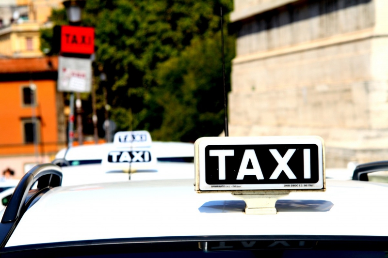 taxis-BRIGNOLES-min_taxi_auto_rome_road_white-1051610